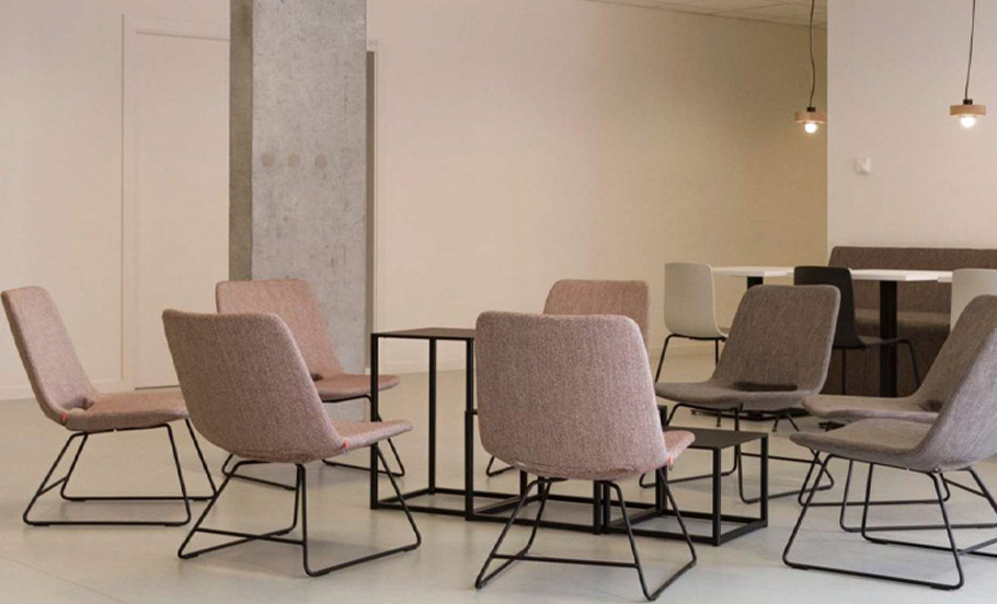 job-interview-workshop-german-english Chairs in a job interview situation
